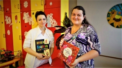 Regionální koordinátorka Helena Dlouhá předává knihy do Vítkovické nemocnice